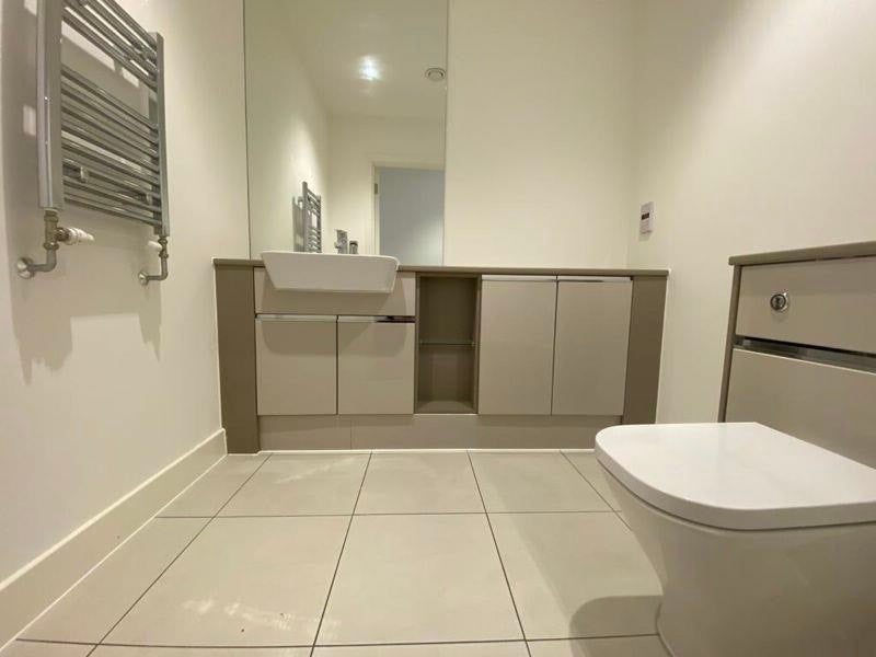 Room Ponton Road in Greater London