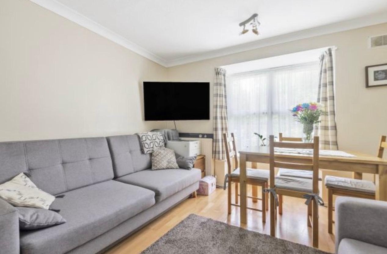 Flat Oakleigh Road North in Greater London