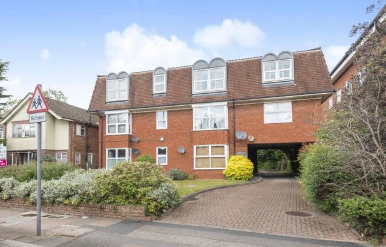 Flat Oakleigh Road North in Greater London