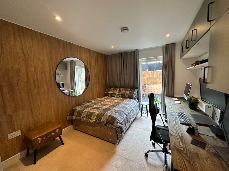 Flat Bradley Road in Greater London