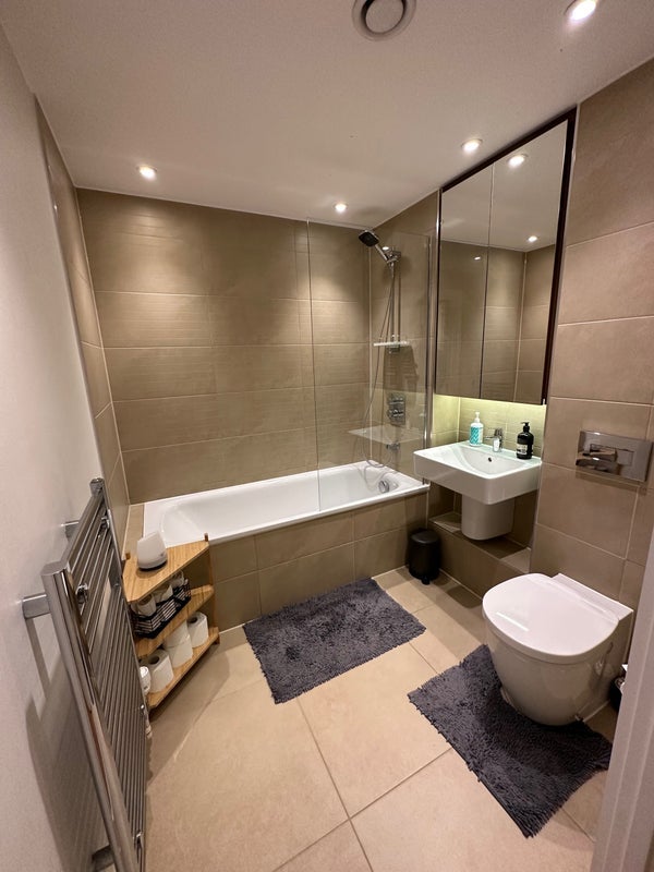 Flat Bradley Road in Greater London