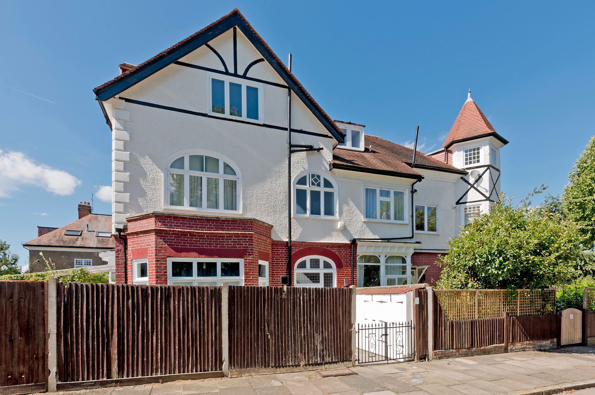 Flat Fellows Road in Greater London