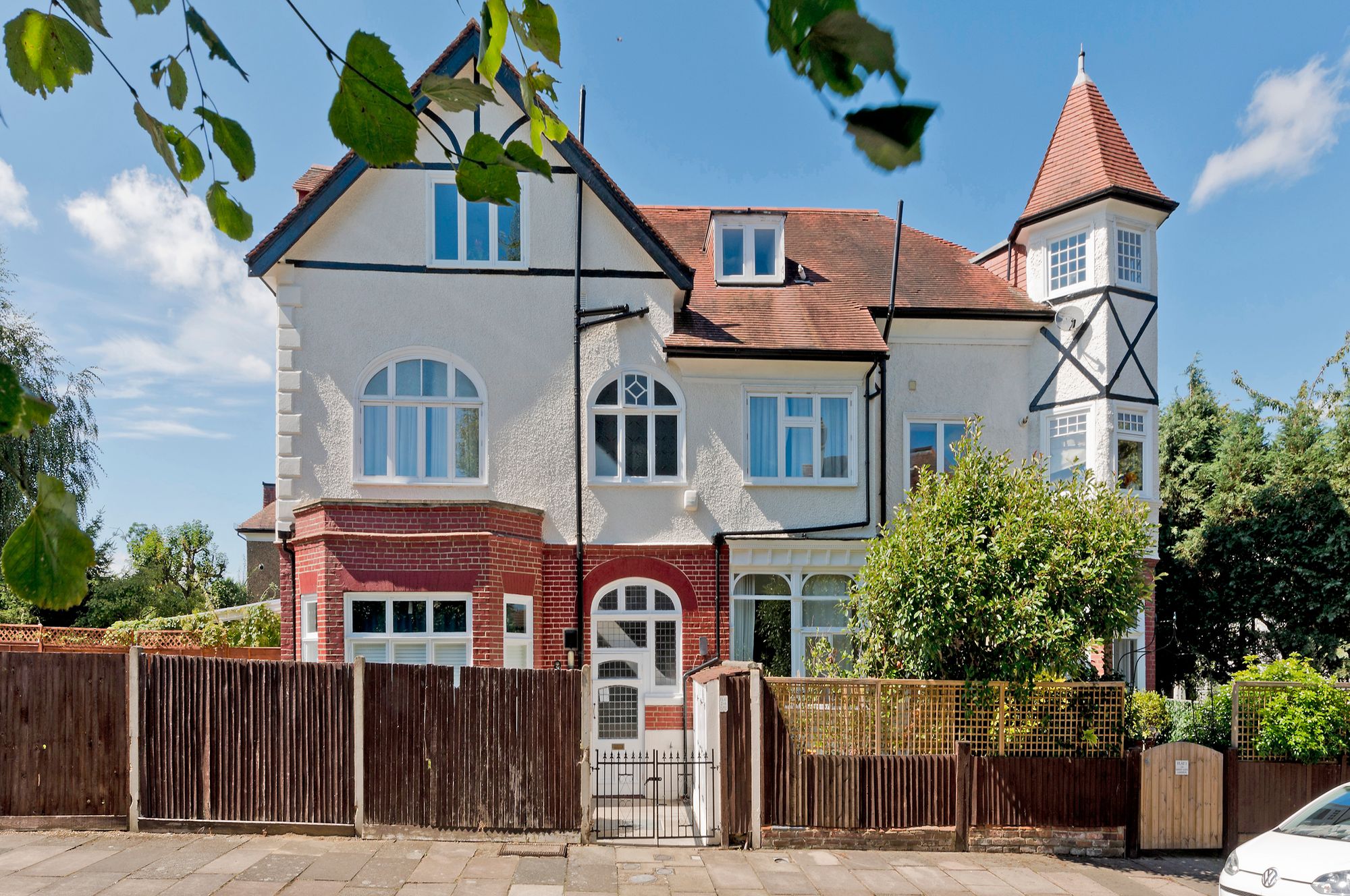 Flat Fellows Road in Greater London
