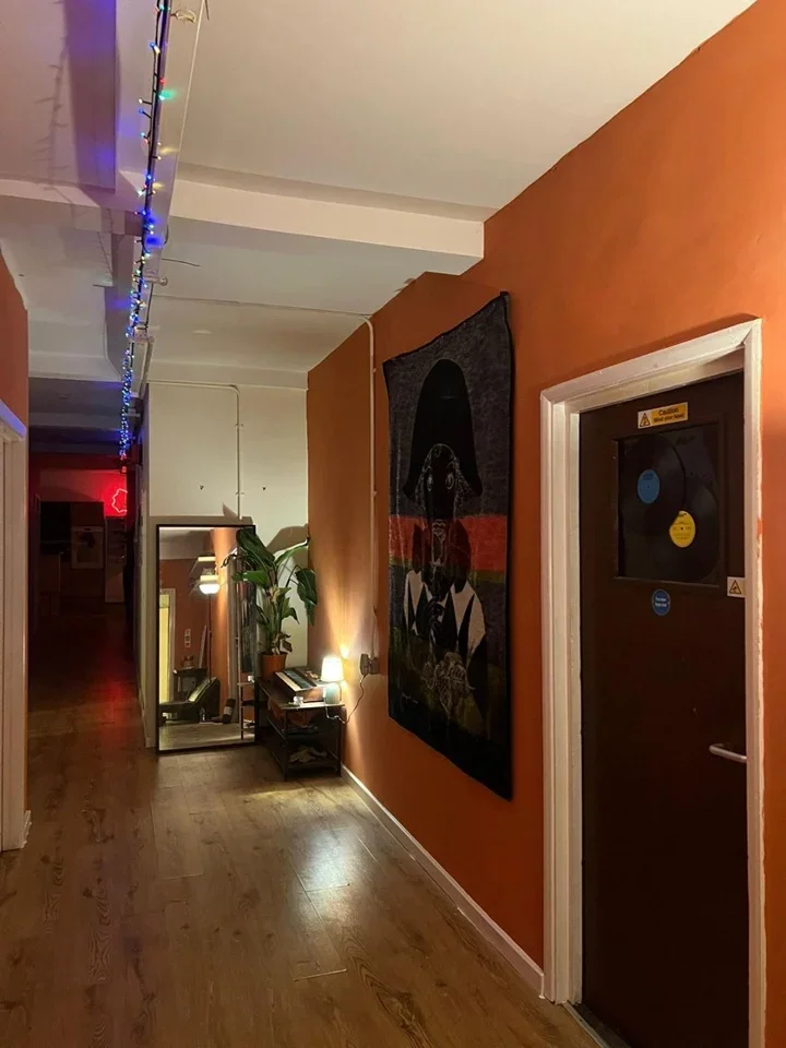 Room Shaftesbury Road in Greater London