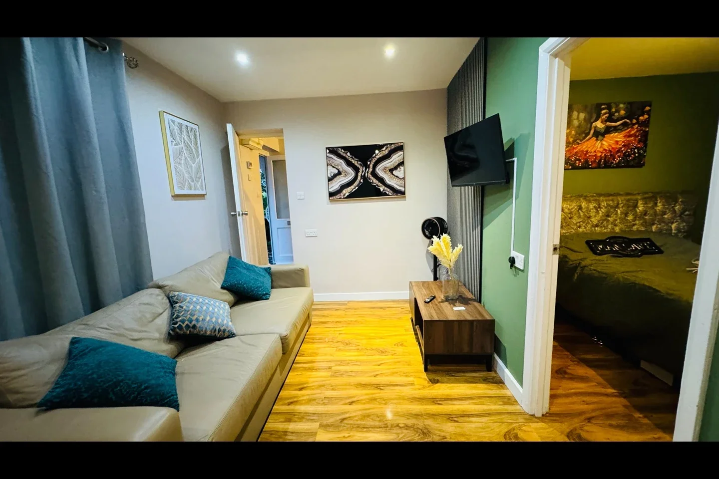 Flat Wrythe Lane in Greater London
