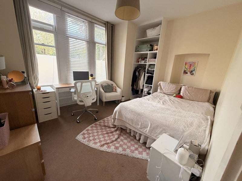 Room Arodene Road in Greater London