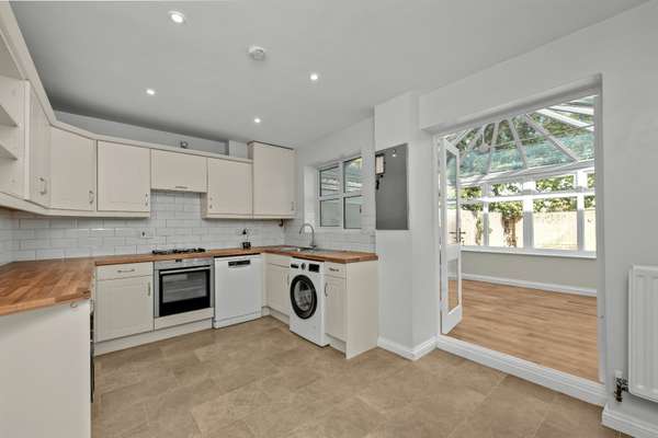 House Riverview Gardens in Elmbridge