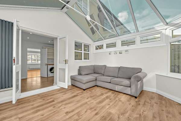 House Riverview Gardens in Elmbridge