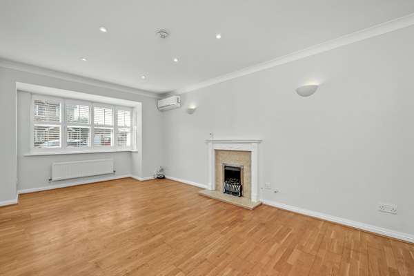 House Riverview Gardens in Elmbridge