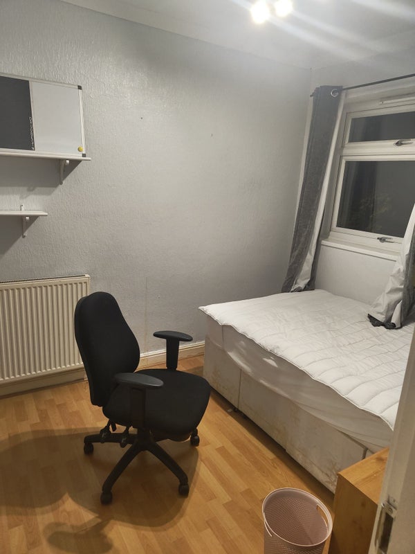 Room Back Albert Terrace in Leeds