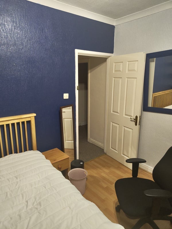 Room Back Albert Terrace in Leeds