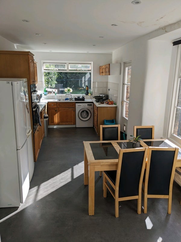 Room Manor Park Road in Greater London