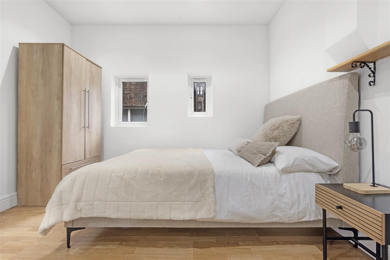 Flat Cheniston Gardens in Greater London