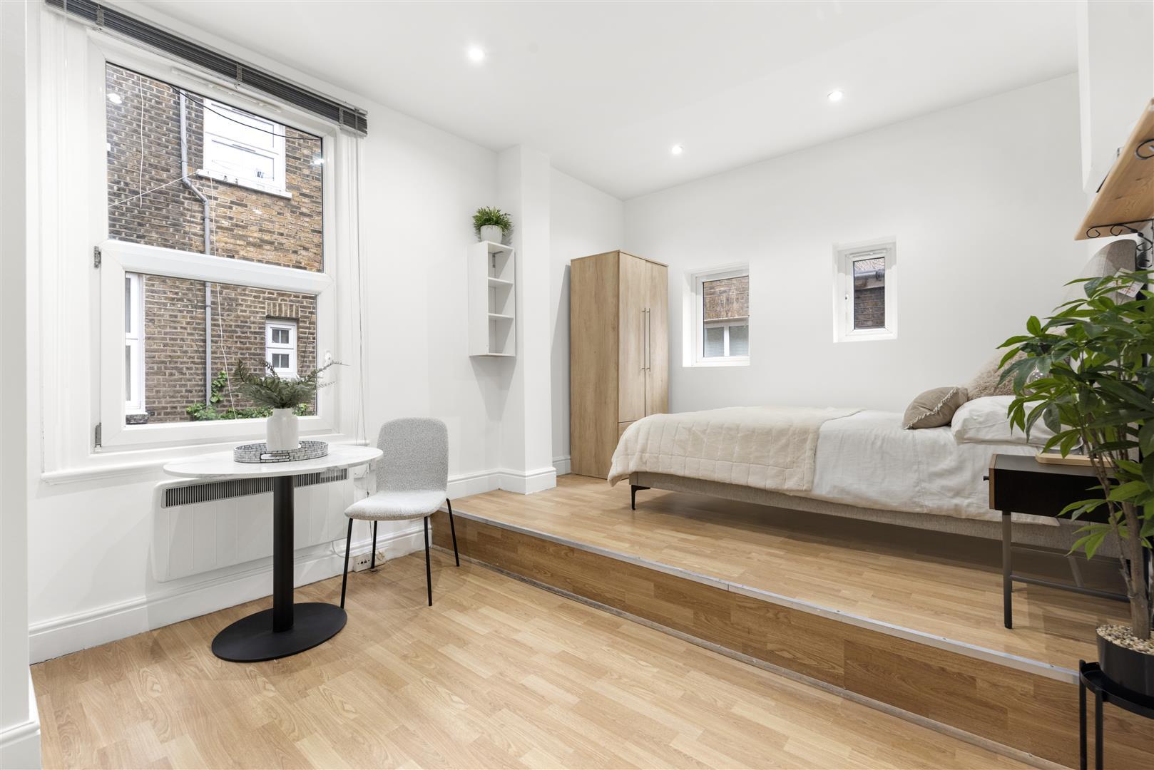 Flat Cheniston Gardens in Greater London
