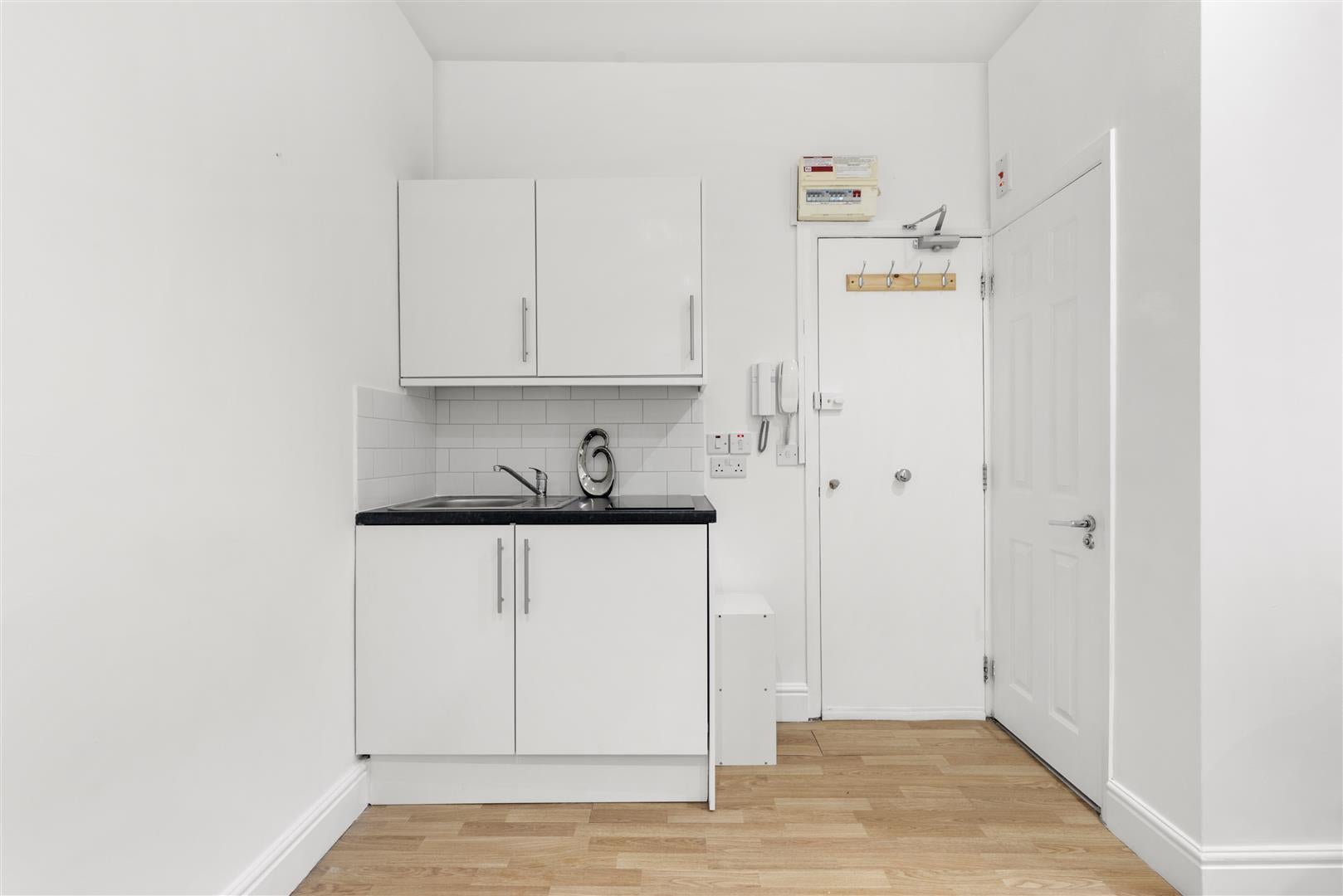 Flat Cheniston Gardens in Greater London