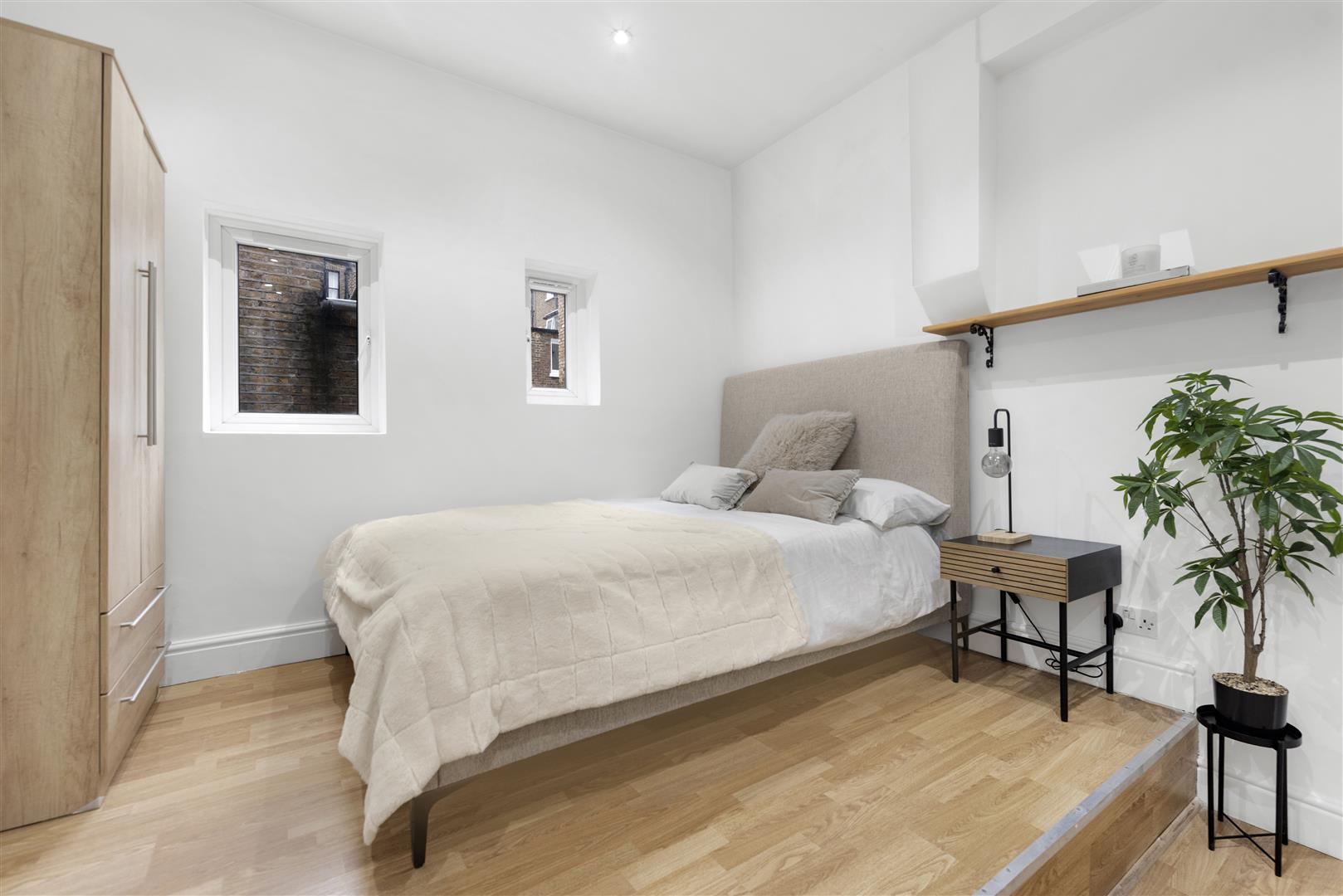 Flat Cheniston Gardens in Greater London