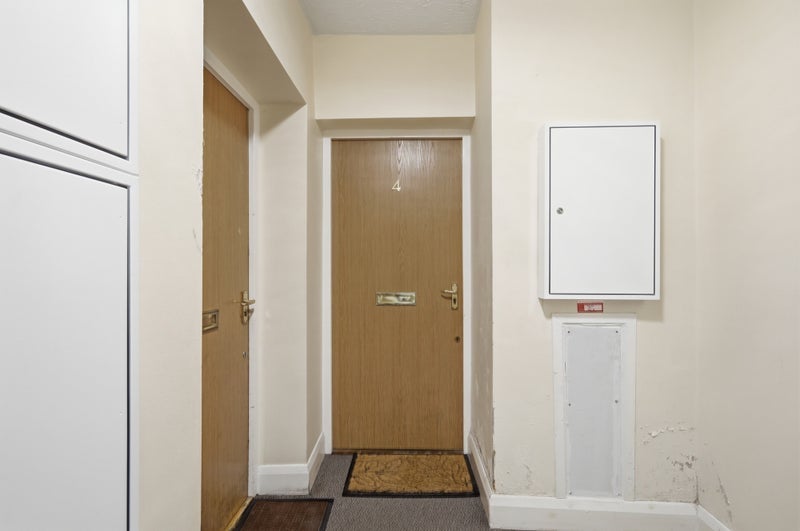 Flat Pinemartin Close in Greater London