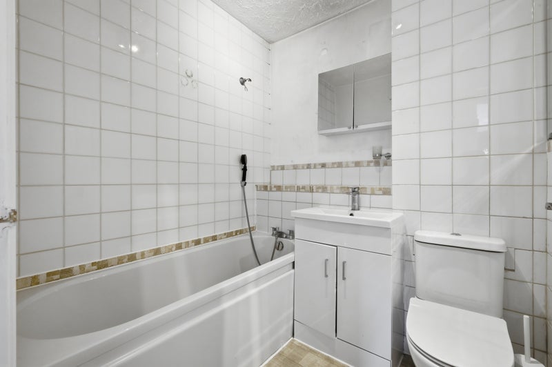 Flat Pinemartin Close in Greater London