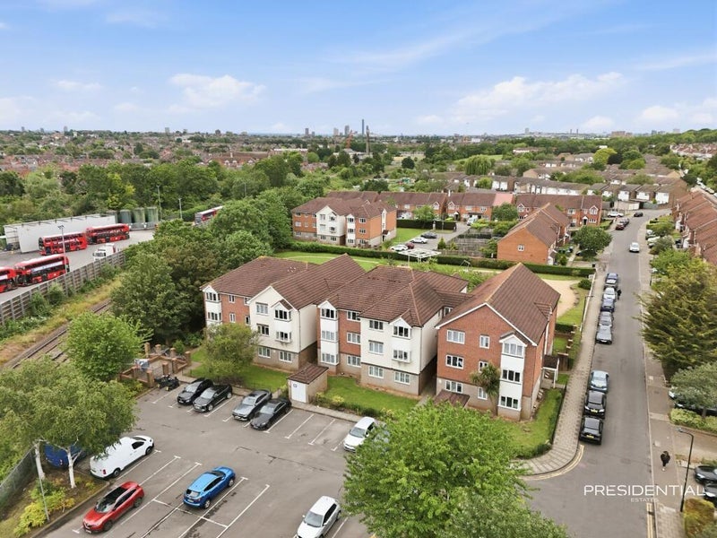Flat Pinemartin Close in Greater London