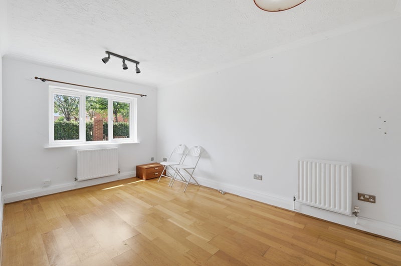 Flat Pinemartin Close in Greater London