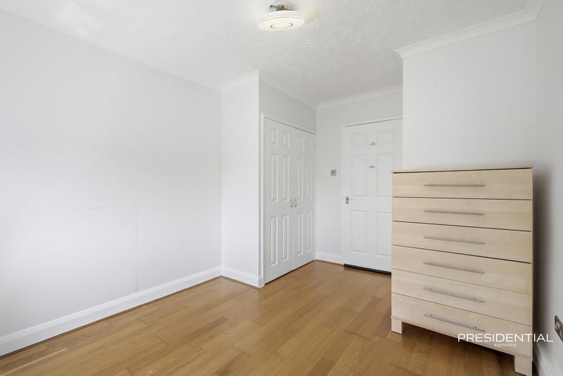 Flat Pinemartin Close in Greater London