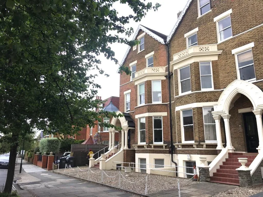 Flat Kew Gardens Road in Greater London