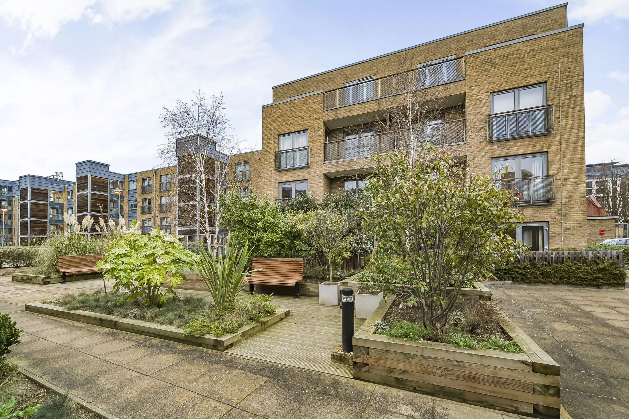 Flat Elbe Street in Greater London