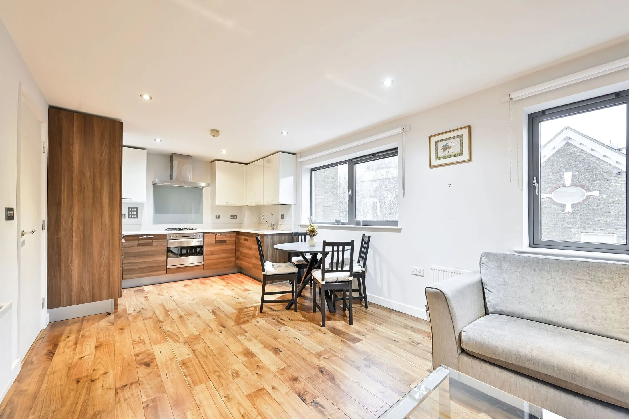 Flat Elbe Street in Greater London