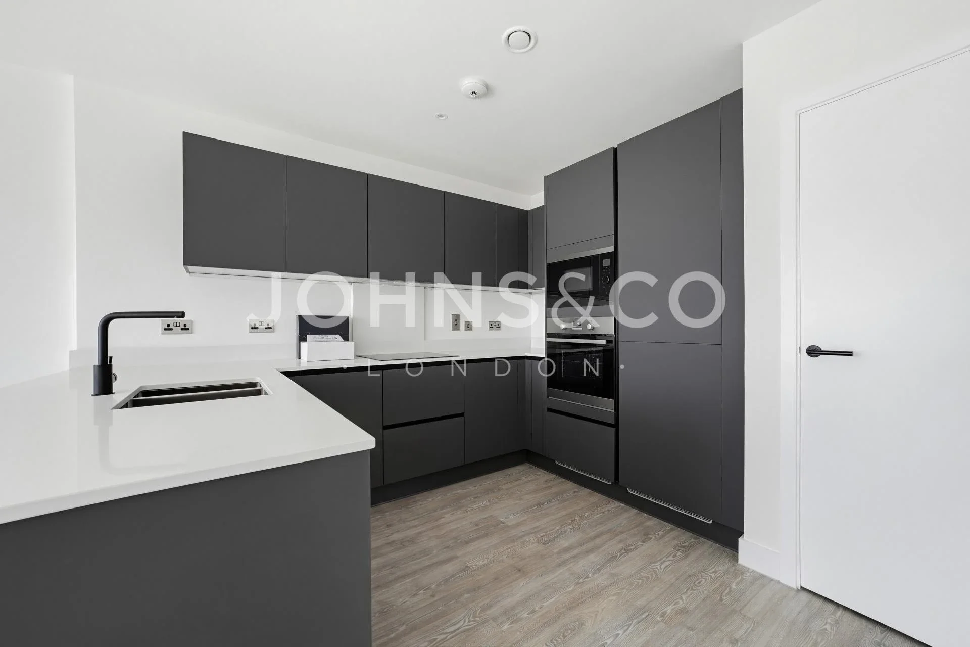 Flat Chiswick High Road in Greater London