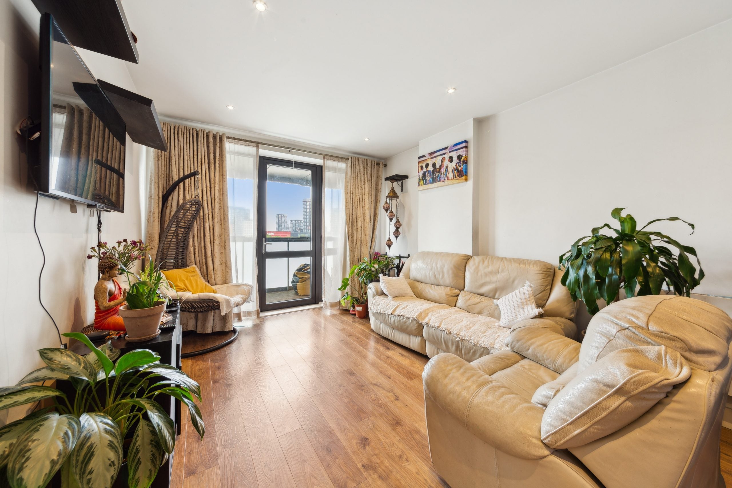 Flat New Village Avenue in Greater London