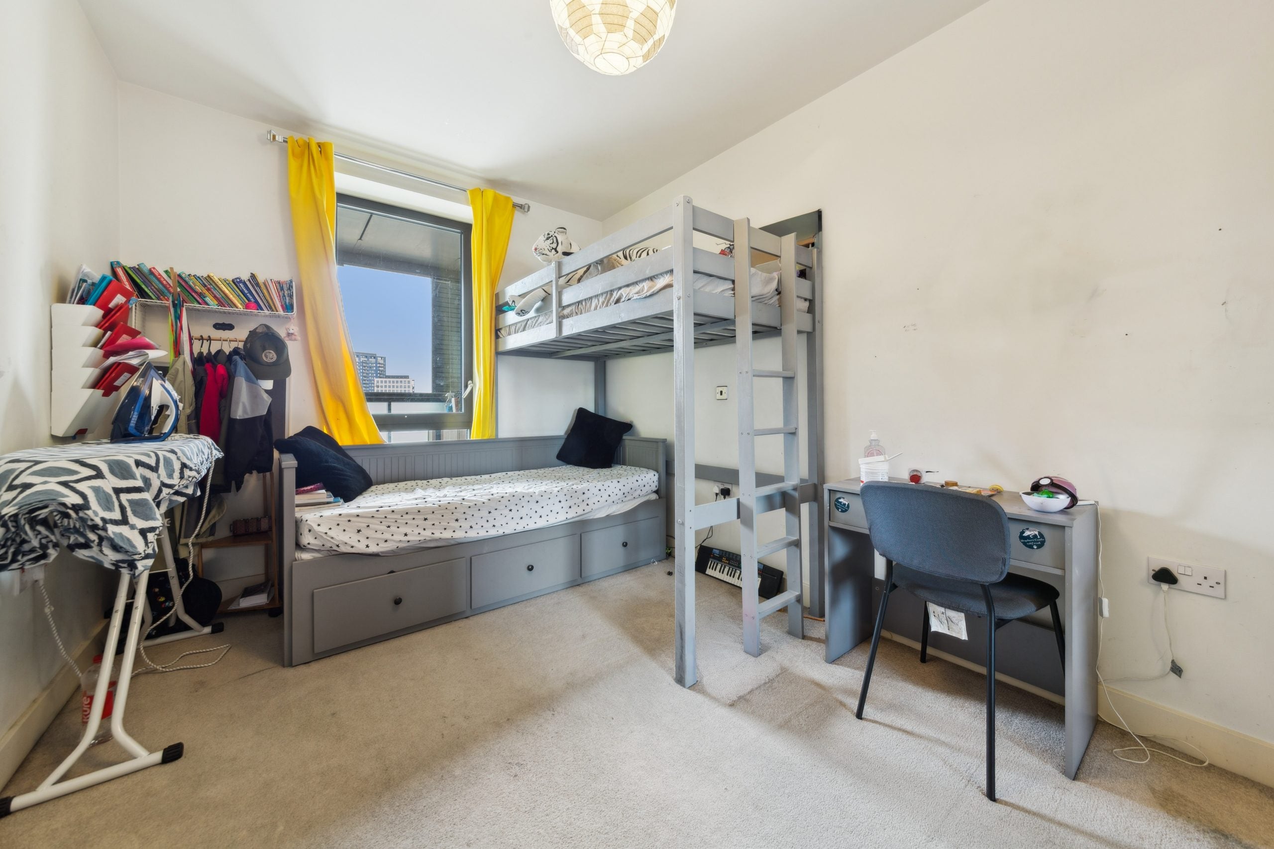 Flat New Village Avenue in Greater London