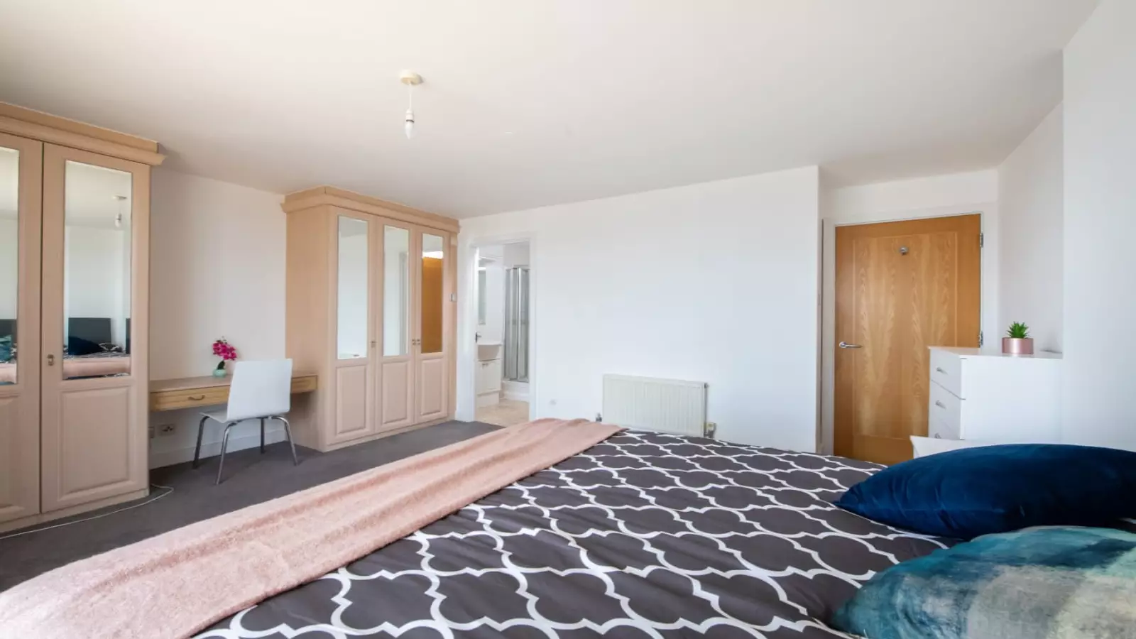 Flat Newport Avenue in Greater London