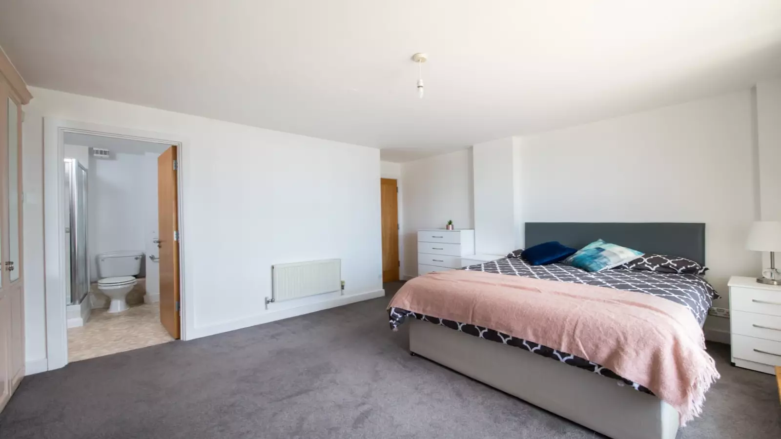 Flat Newport Avenue in Greater London