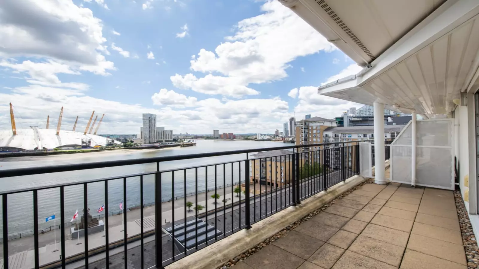 Flat Newport Avenue in Greater London
