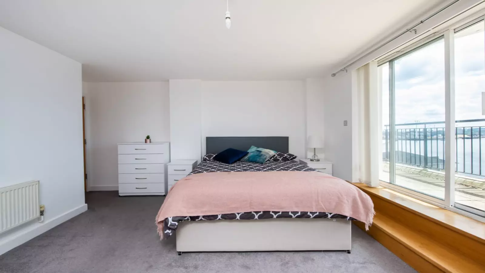 Flat Newport Avenue in Greater London