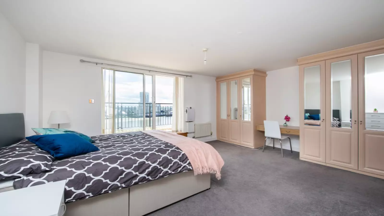 Flat Newport Avenue in Greater London