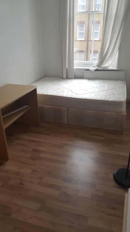 Room Cannon Street Road in Greater London