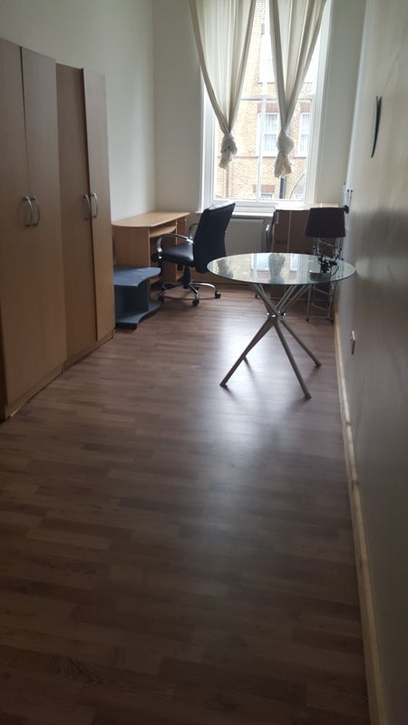 Room Cannon Street Road in Greater London
