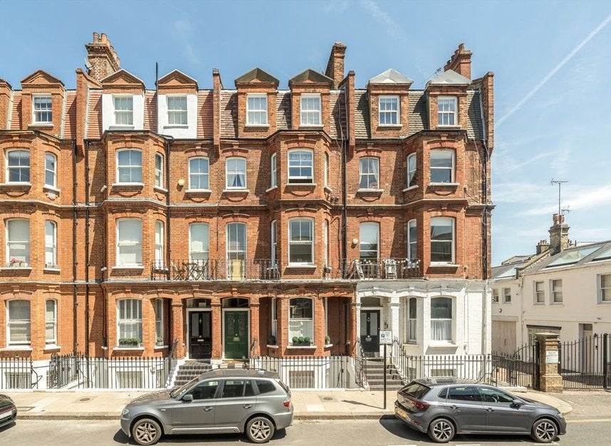 Flat Henniker Mews in Greater London