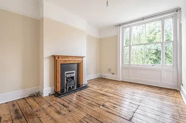 Flat Boyne Road in Greater London
