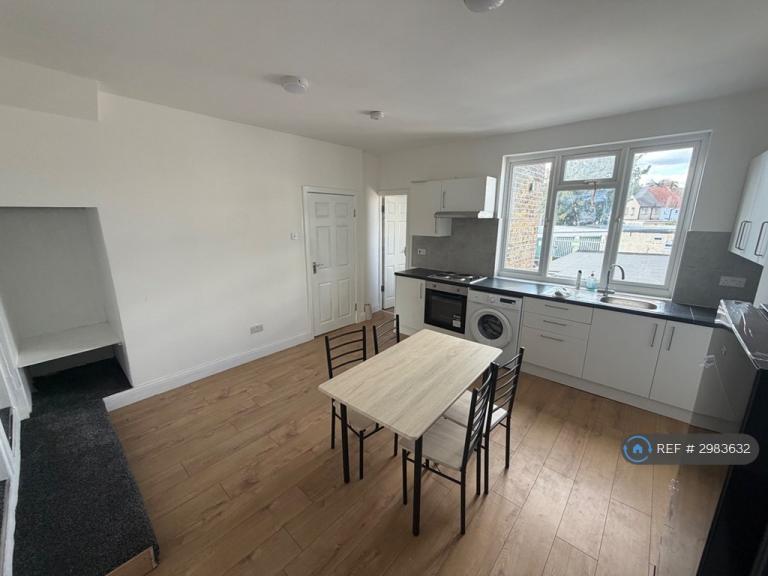 Flat Wood Lane in Greater London