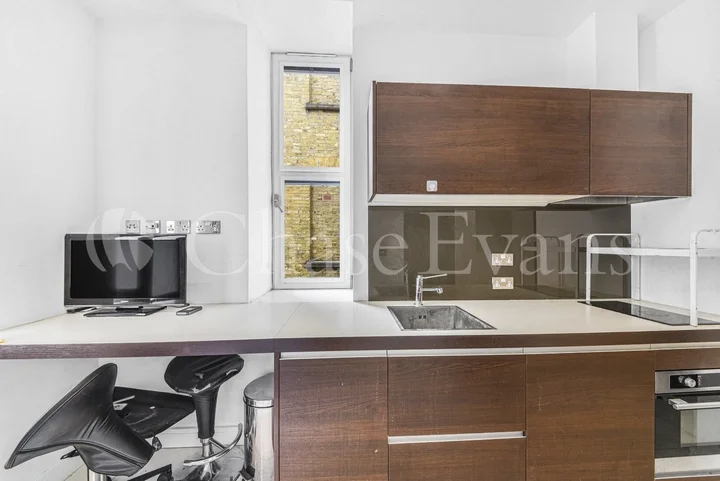 Flat Queen's Yard in Greater London