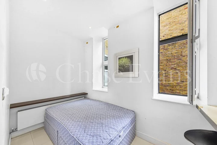 Flat Queen's Yard in Greater London