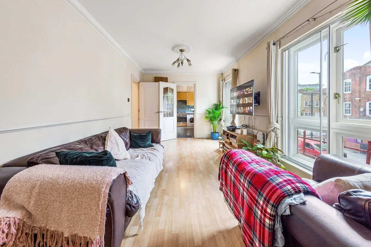 Flat Bermondsey Street in Greater London