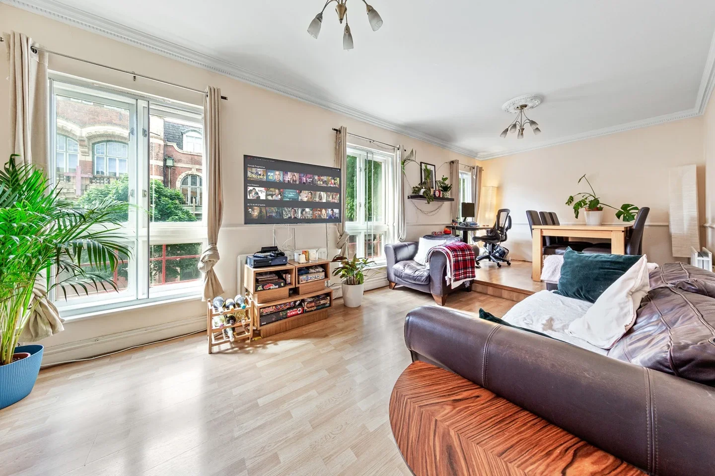 Flat Bermondsey Street in Greater London