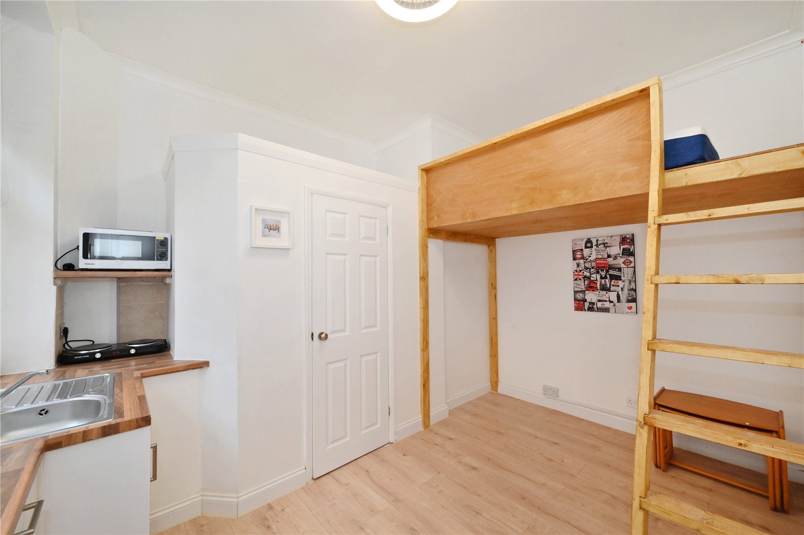 Flat Castletown Road in Greater London