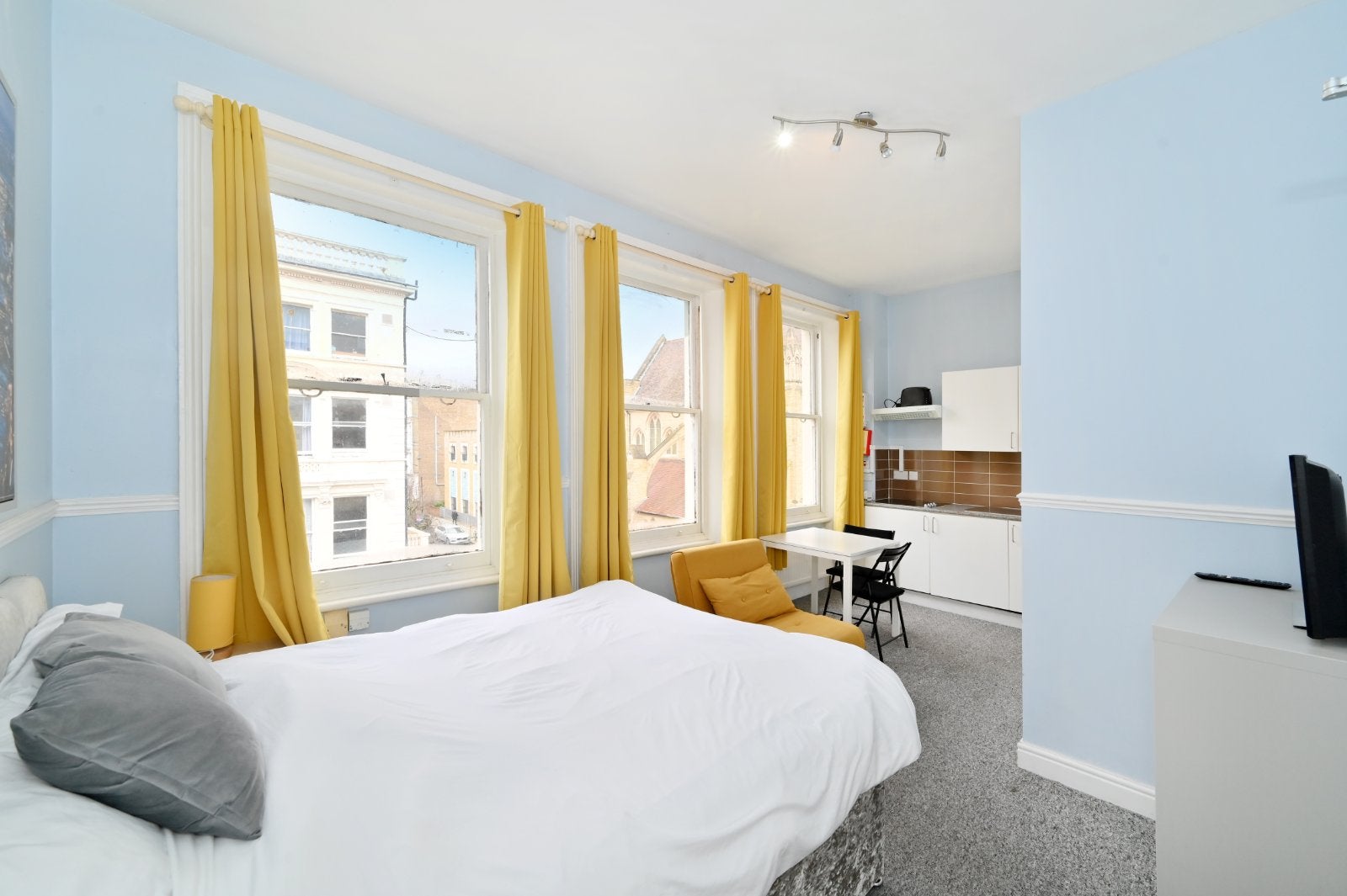 Flat Castletown Road in Greater London