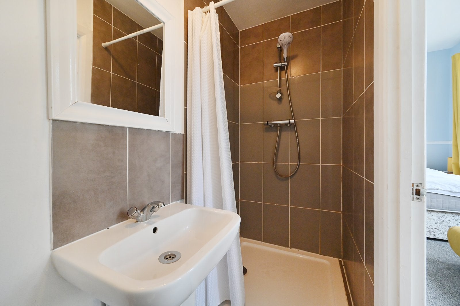 Flat Castletown Road in Greater London