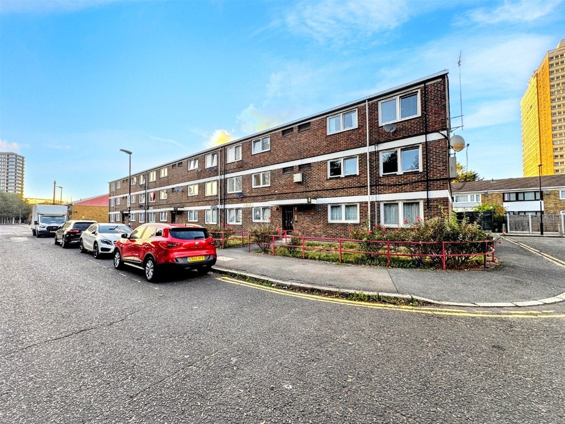 Flat Gibbins Road in Greater London
