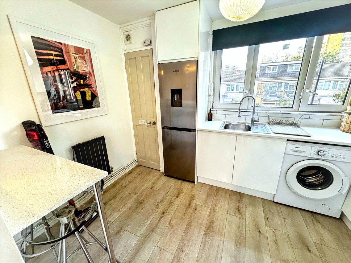 Flat Gibbins Road in Greater London